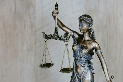Юридична консультація — адвокат за столом